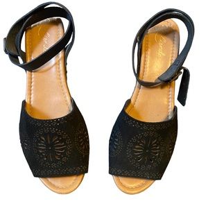 Anthropologie Liendo Black Cutout Platform Sandals with ankle strap